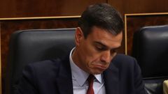 El candidato socialista, Pedro S�nchez, siguiendo desde su esca�o la intervenci�n de Pablo Casado.