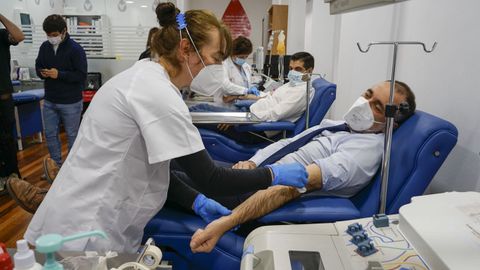 El conselleiro de Sanidade, Garca Comesaa, y el delegado de la Xunta en Ourense, Gabriel Aln, aprovecharon su visita a la nueva instalacin para donar sangre