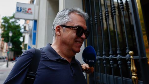 El exsecretario de organizacin del PSOE, Santos Cerdn, en la entrada a su domicilio.