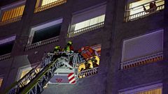 Los bomberos rescatan�con la escalera a una mujer que se rompi� la cadera en�casa