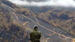 Un soldado de la Brilat observa el estado en el que qued� el bajo Lor el pasado agosto tras un incendio que empez� en Abrence.