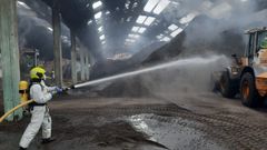 Labores de extinci�n del incendio de grano en las antiguas naves de Pontesa