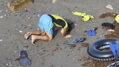 Un inmigrante tras entrar ilegalmente en territorio de Ceuta.
