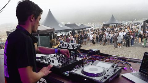 Dj pinchando m�sica en las fiestas de Ferrol.