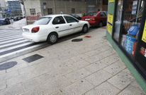 <span lang= es-es >En el borde urbano</span>. Las rondas das Fonti�as y As Mercedes tienen varios puntos en los que los chicles recubren el pavimento de la acera. 