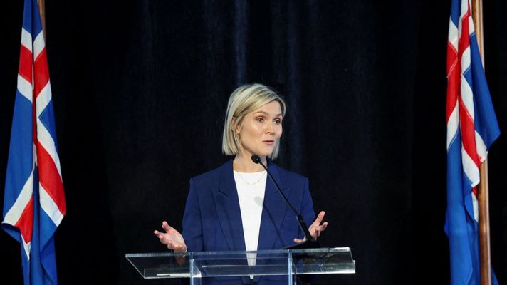 La primera ministra de Islandia, Kristrun Frostadottir, da una conferencia tras el no en el referendo a entrar en la UE. 