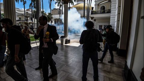 Explosiones de petardos en el exterior de la Asamblea Nacional