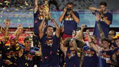 Rodri Hern�ndez alza el trofeo en el palco de la plaza de Cibeles.