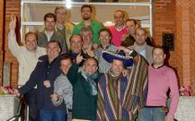 Los hombres tambi�n posaron para recordar el momento.