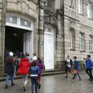 Alumnos del Valle Incl�n entrando en el instituto, ayer. 