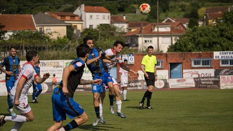 Julio y Fabio saltan a por el esf&eacute;rico en una acci&oacute;n del partido.