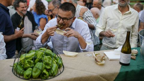 El conselleiro José González, comiendo pimientos en A Arnoia.