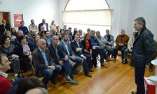Agust�n Fern�ndez, sentado, asisti� ayer a una reuni�n de alcaldes y altos cargos socialistas. 