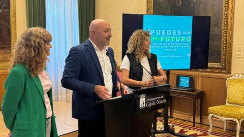 El concejal de Servicios Sociales del Ayuntamiento de Gij�n, Guzm�n Pend�s, interviene en la presentaci�n de la Campa�a prevenci�n del suicidio en Asturias.