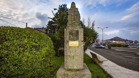 Escultura tributo a L�pez Abente, na entrada de Mux�a