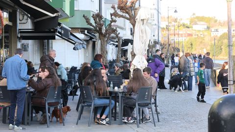 Paseo martimo de Ares, este martes por la tarde a las puertas de la primavera.