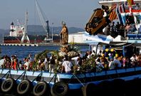 Un remolcador traslad� la imagen de la Virgen del Carmen en Mar�n ayer por la tarde. 