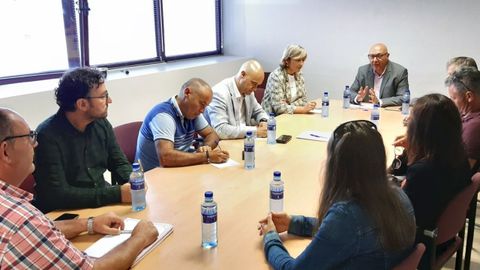 Roco Huerta, primera por la izquierda, y Juan Carlos Aguilera, a su derecha, con los representantes de los trabajadores de la empresa Xata Roxa y representantes de las federaciones de industria de UGT y CCOO.