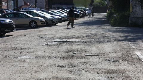 Profundos cr�teres. El aparcamiento de tierra est� plagado de hundimientos, los m�s pronunciados, de hasta unos doce cent�metros de profundidad. Las zonas m�s da�adas son los accesos y las zonas perimetrales. Tambi�n hay grandes baches en la zona aglomerada.