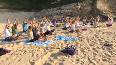 El yoga en la playa es una actividad que ya se imparte en otros puntos tambi�n