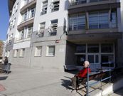 El suceso ocurri� en uno de los bancos de entrada del geri�trico. 
