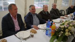 Marcelino Bretal, segundo por la izquierda, junto al excalde de Touro en el homenaje que le ofrecieron trescientos feligreses en septiembre del 2015