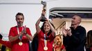 Ivana Andrs.Ivana Andrs, cpaitana de la Seleccin, con el trofeo del Mundial conquistado por Espaa