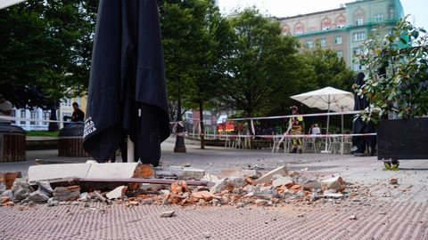 En la ma�ana de este s�bado todav�a se pod�an ver restos de los cascotes en el suelo