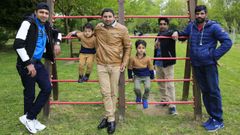 Saqib Al�, en el centro junto a dos de sus hijos, posa acompa�ado de otros compatriotas que llegaron a Sarria desde Pakist�n