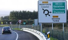 Carteles del nuevo vial en el entronque con el corredor de Monforre a Lal�n. 
