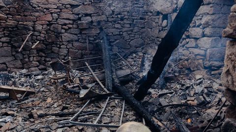 El interior de la vivienda qued� arrasado por las llamas.