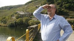 John Gilman, en el puente de Belesar, en la visita que hizo a la Ribeira Sacra en el 2014