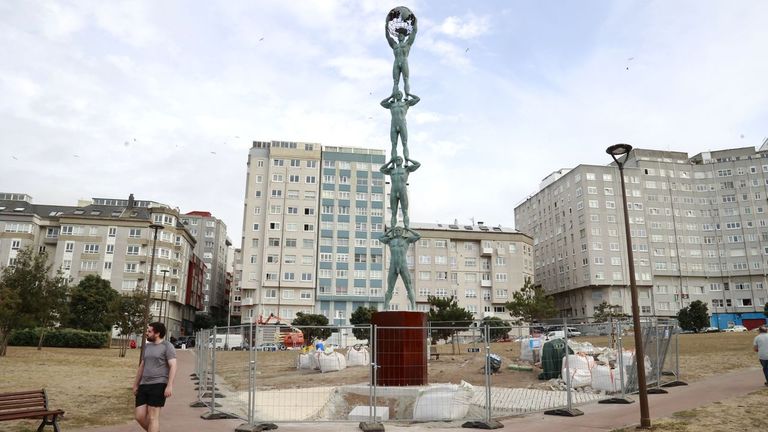 As� es la escultura de los Hermanos de la Lej�a en A Coru�a