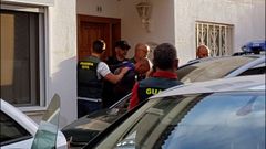 El ciudadano alem�n que presuntamente asesin� a su mujer y a su hijo de 10 a�os, sale del registro de su vivenda