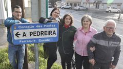 Francisco Díaz Calvo, de 90 años (a la derecha en la foto), fundó Casa Díaz (al fondo de la imagen) con su mujer, hace más de medio siglo. Hoy lo regentan sus nietos, Laura y Francisco. Todos nacieron en A Capela, en parroquias que hoy son de As Pontes
