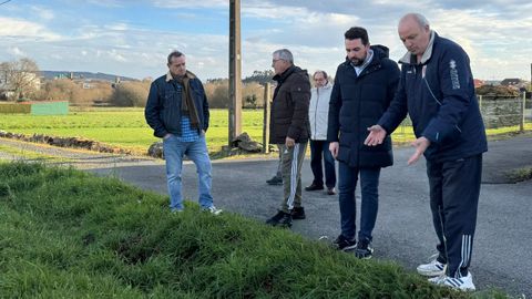 El concejal Adri�n Villa, segundo por la derecha, con vecinos de Agra de Arriba en su visita a la zona para conocer sus demandas