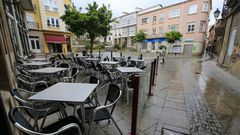 Una terraza de una cafeter�a cerrada en el centro de Monforte durante el confinamiento por el coronavirus