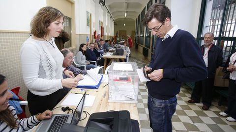 El candidato de Ciudadanos de A Corua, Folla Cisneros, busca su DNI para votar.