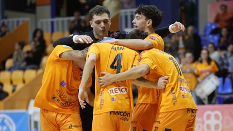 Jason y Starna festejan con los gallegos Aln, Izan y Charly un gol al Zamb Pinatar.