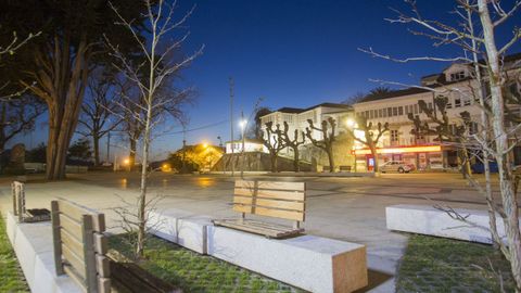 Imagen nocturna de la Praza do Recheo de Ponteceso.