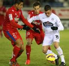 Jonathan Valle trata de abrirse camino entre dos jugadores del Numancia. 