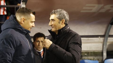 Dani Ll�cer y Ernesto Valverde salud�ndose antes del inicio del partido de Copa del Rey