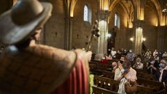 Los feligreses, durante la misa de las 12.00 de este domingo en Santiago das Caldas