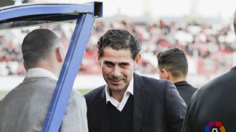 Fernando Hierro saluda a Soriano antes del encuentro de esta tarde