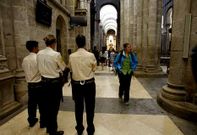 Guardias de seguridad vigilando la nave central de la catedral de Santiago.