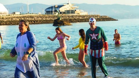 Chapuz�n para despedir el a�o en la playa de Silgar, en Sanxenxo