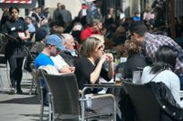 vecinos y visitantes llenaban ayer en Monforte las terrazas de las cafeter�as de la calle Cardenal