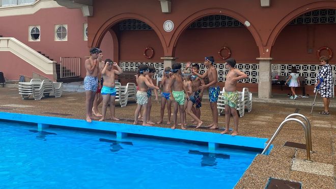 Ni&ntilde;os en el campamento del Club Nataci&oacute;n Coru&ntilde;a en La Solana