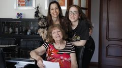 Elsa J. Posada, acompa�ada por su hija Isabel y su nieta Amalia