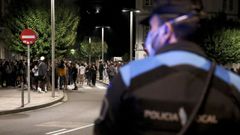 Un polic�a local de Santiago, durante un operativo de control de la movida nocturna en la ciudad